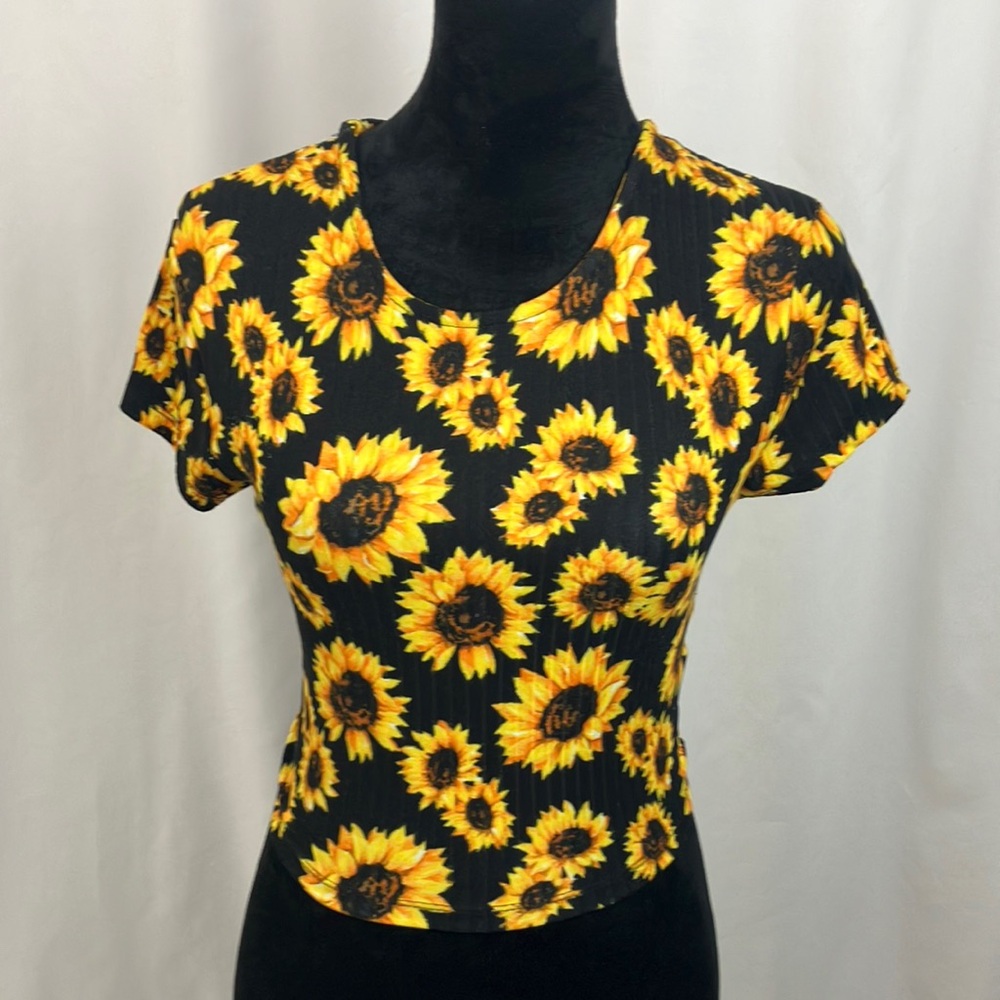 Faded Rose short sleeve cropped sunflowers top woman’s size large